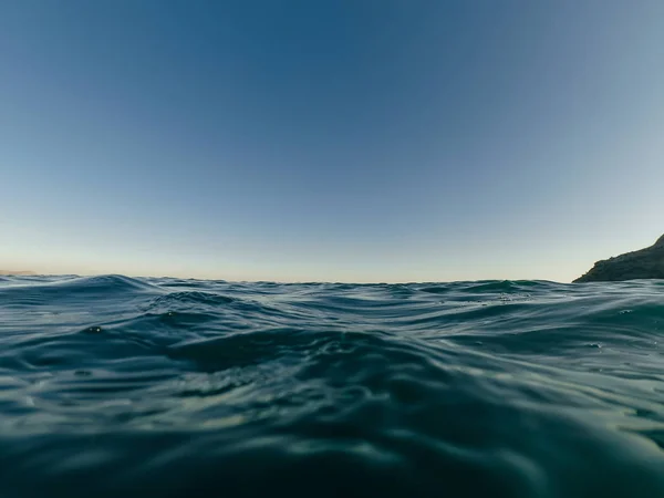 Oberflächenwasser des Meeres mit blauen Wellen — Stockfoto