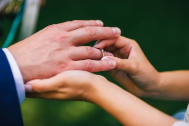 gelin düğün töreninde mamülleri parmağına yüzüğü takıyor