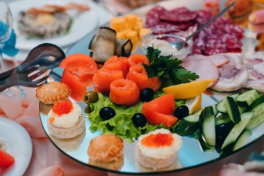 limon, salatalık ve zeytin restoranda bir aperatif tabakta Somon dilimleri