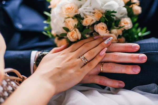 Manos de la novia y el novio con anillos de oro en el día de la boda juntos — Foto de Stock