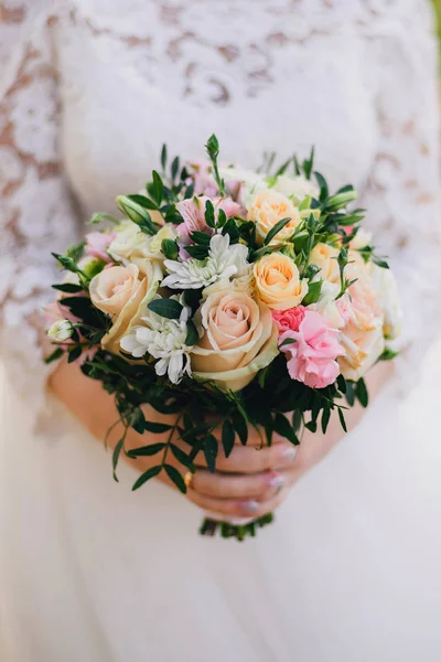 Piękny ślub bukiet z żółte róże, chryzantemy biały i różowy Alstremerii w rękach — Zdjęcie stockowe