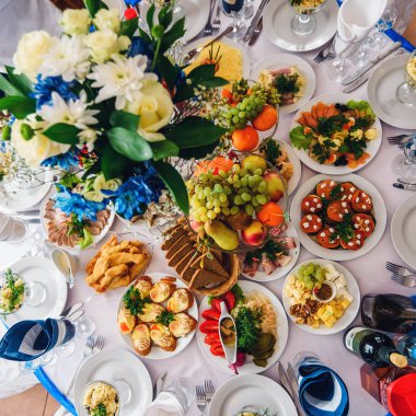yiyecek ve içecek şenlikli olay ve akşam yemekleri için çeşitli festival tablo