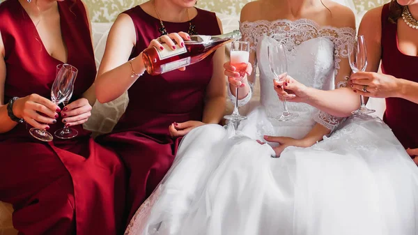 結婚式のパーティーを祝うシャンパンのメガネっ娘の手 — ストック写真