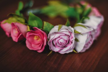 Dügün Sepeti gelinler kafasına yapılan yapay pembe ve kırmızı gül