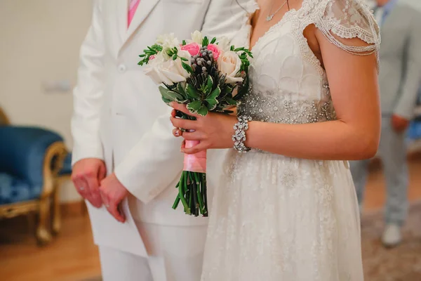 Невеста держит свадебный букет на фреске рядом с женихом — стоковое фото