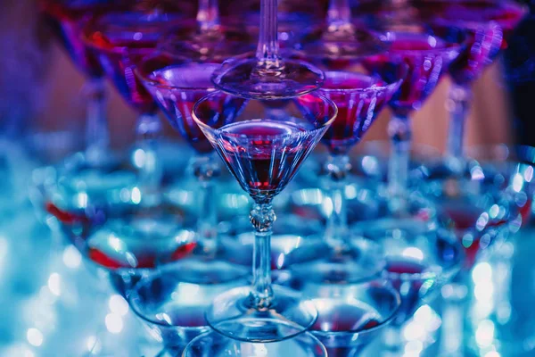 Bril met Martini cocktail met ultraviolet kleur — Stockfoto