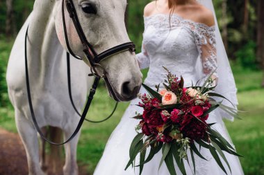 Gelin buketi gelin elinde beyaz atının burnunu çekmek