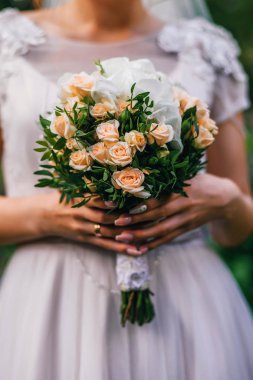 Gelinin elinde turuncu Güllü buket düğün