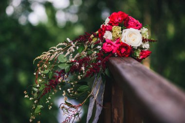 Düğün buket kırmızı peonies ve beyaz güller