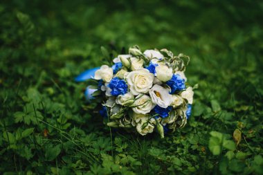 güzel düğün buketi beyaz gül ve mavi çiçekler