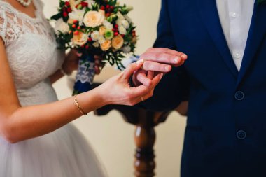 Gelin ve Damat Düğün altın yüzük alışverişi
