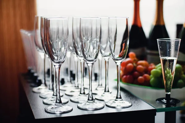 Puste kieliszki do szampana dla party Celebration — Zdjęcie stockowe