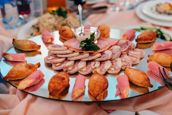 Бекон и свинина нарезанные с сыром для деликатесов и закуски на тарелке в ресторане — стоковое фото