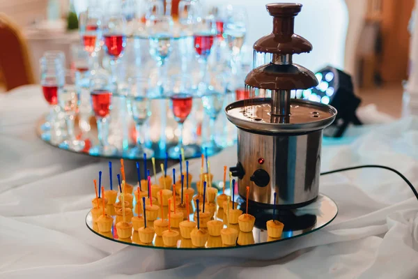 Chocolate fountain for fondue with sweet canape for dessert — Stock Photo, Image