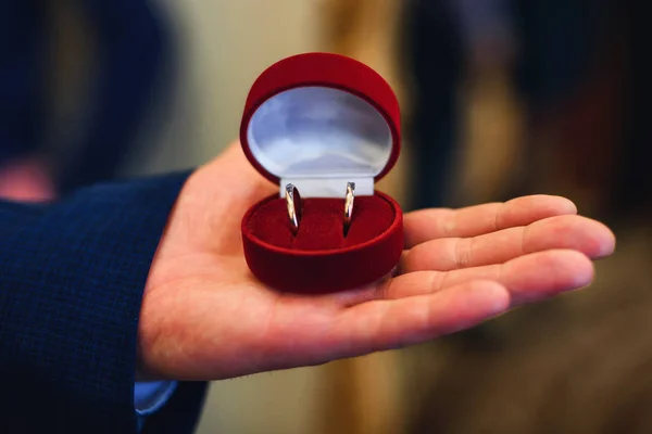 Caja con anillos de boda en la mano de los hombres para el matrimonio — Foto de Stock