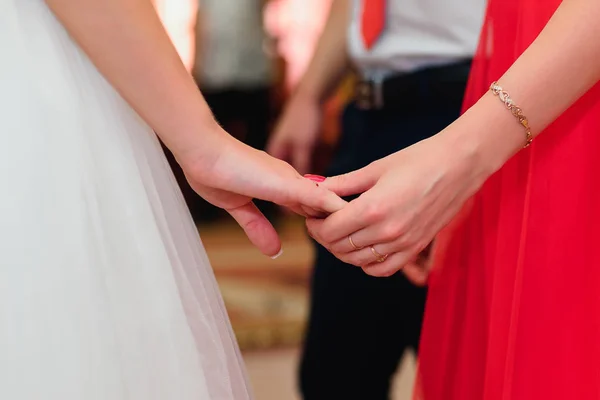 Flickvän hålla handen på bruden. Symboliserar womens vänskap — Stockfoto