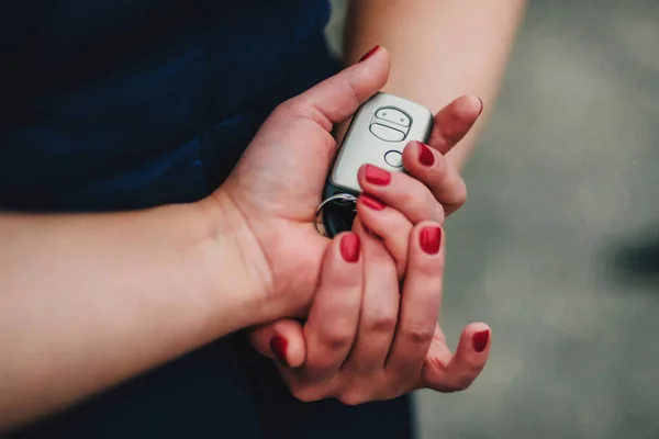Chave de carro eletrônico nas mãos de uma mulher — Fotografia de Stock