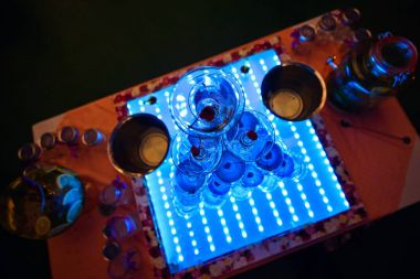 kiraz kokteyl ile bardak aydınlatılmış