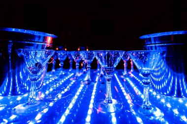 Tablo boş kokteyl bardağı ile ultraviyole ışık