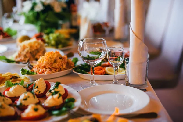 Verres et assiettes de nourriture dans le restaurant sur la table — Photo