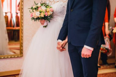 Gelin ve damat düğün töreninde birlikte elele