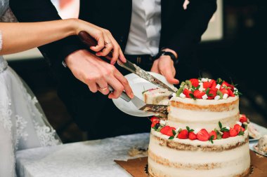 Gelin ve damat kesme düğün pastası