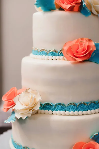 Bolo de casamento com camadas em esmalte branco decorado com flores creme — Fotografia de Stock