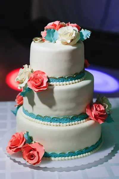 Wedding cake with tiers in white glaze decorated with cream flowers — Stock Photo, Image