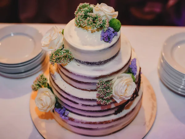 Bolo de casamento com camadas decoradas com flores — Fotografia de Stock