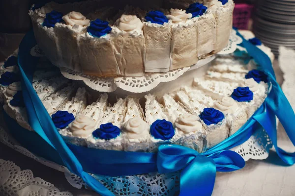 Bolo de casamento decorado com rosas azuis com camadas e bolos — Fotografia de Stock