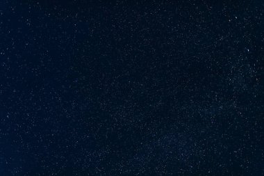 yıldız Samanyolu ile gece karanlık mavi gökyüzü arka plan üzerinde
