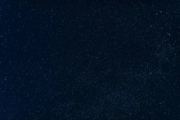 Estrellas en el fondo azul oscuro del cielo en la noche con la vía láctea — Foto de Stock