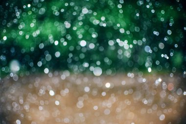 arka plan bulanık ile ufuk parlayan yağmur damlaları