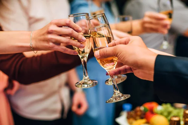 Mains avec des verres de champagne dans les mains de personnes qui réussissent — Photo