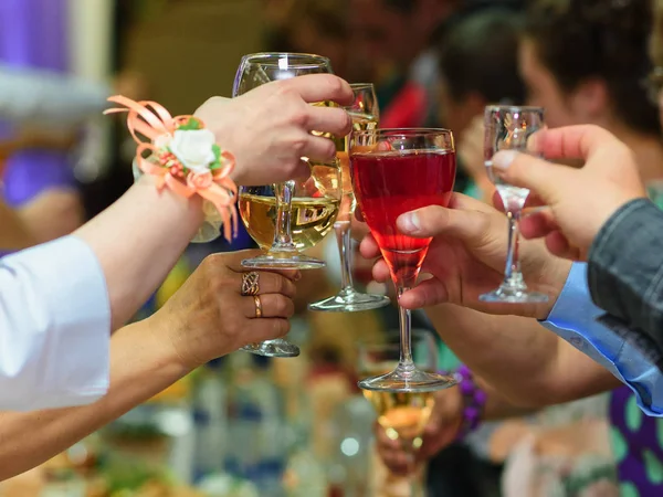 酒杯在朋友们的手中庆祝节日 — 图库照片