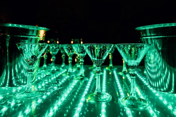 Άδειο γυαλιά από αλκοολούχα ποτά για πιτζάμα πάρτι — Φωτογραφία Αρχείου