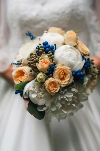 Ramo de boda de peonías blancas y rosas amarillas en las manos de la novia —  Fotos de Stock