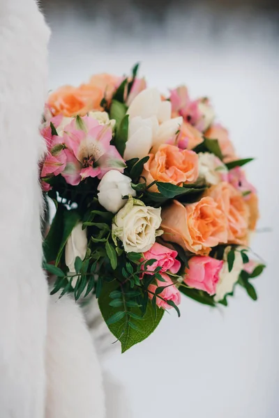Hermoso ramo de bodas con rosas blancas y naranjas y alstroemerias rosadas —  Fotos de Stock