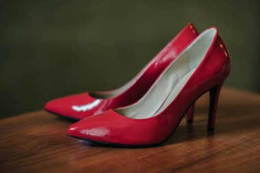 Kırmızı yüksek topuklu ayakkabılar closeup bride için