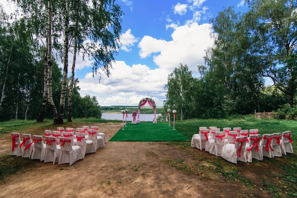 Arco de casamento e cadeiras para uma bela cerimônia de casamento — Fotografia de Stock