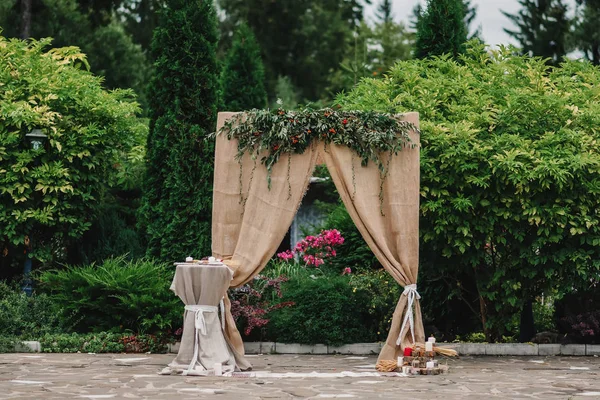 Wedding arch decorated in rustic style — Stock Photo, Image