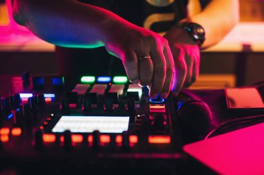 bir Dj gece kulübünde profesyonel bir mikser oynayan eller