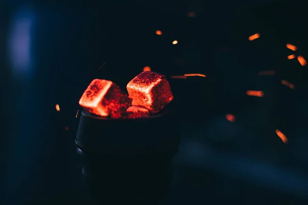 Charbons rouges chauds avec des étincelles de narguilé dans un bol en métal pour Shisha Fumer et détente asiatique traditionnelle — Photo