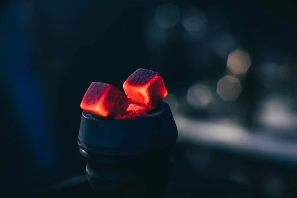 Гарячі червоні вугілля з показником в миску для курити Шиша кальян — стокове фото
