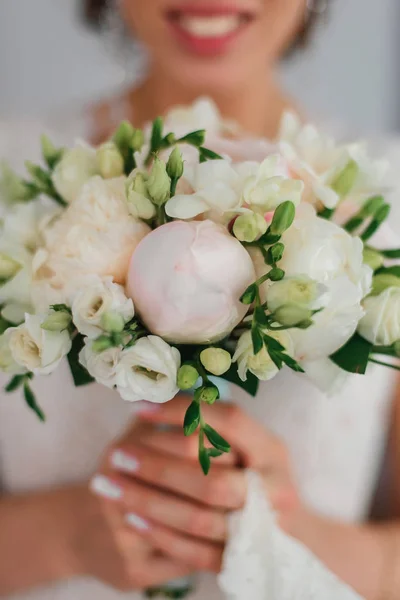 Svatba krásná kytice s bílými peoniemi v rukou nevěsty — Stock fotografie