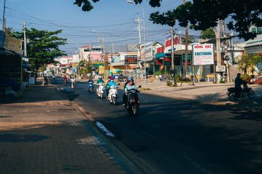 Mui Ne, Vietnam-Circa Mart 2017: bir sürü insan yolda motosiklet sürme