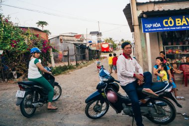 Mui Ne, Vietnam-Circa Mart 2017: Insanlar kaldırım üzerinde stand