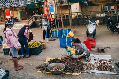 MUI Ne, Vietnam - Mart 2017 yaklaşık: Bir kadın sokakta deniz kabuklu deniz ürünleri satıyor