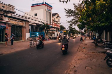 MUI Ne, Vietnam - Mart 2017 yaklaşık: Birçok Asyalılar motosiklet yolda akşam ride