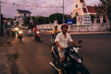 MUI Ne, Vietnam - Mart 2017 yaklaşık: Birçok Asyalılar motosiklet yolda akşam ride